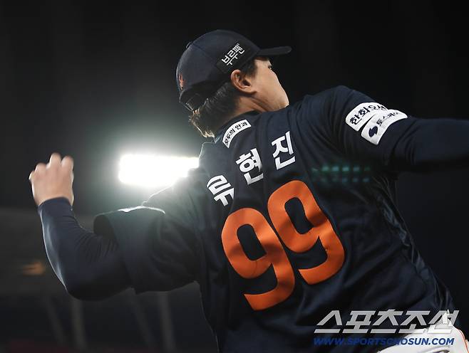 진팀 3분의2가 짐쌌다. 지구 최강의 팔색조가 KS 갈림길에서 마주쳤다. 후라도vs류현진 KS 확률 66.7% 걸린 3차전 맞대결