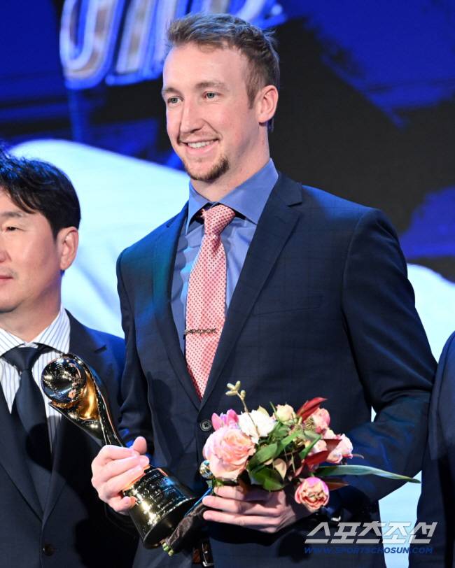 '또 방출' 씹어먹은 20승 괴물, 끝내 한국 돌아오나