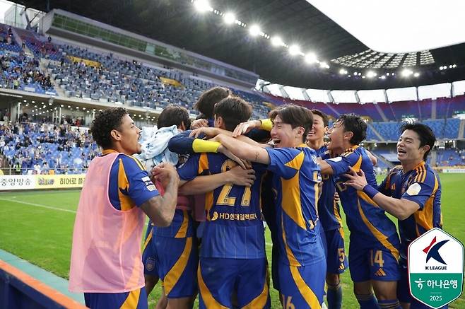 이청용 ‘골프 세리머니’ 그 후…해방감에 대한 울분일까, 울산 선수단 부둥켜 ‘눈물 펑펑’