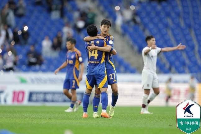 이청용도 '오죽했으면' 신태용 저격 세리머니했을까→선수 이야기도 들어봐야 한다