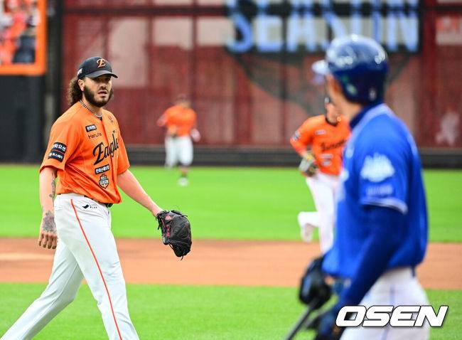 폰세의 피치클락 고의 시간 끌기…염갈량도 일침 “심판이 끊고 경고 주는 것이 맞다”