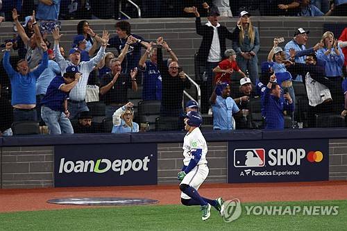'1-3→4-3 만든 스프링어 역전 쓰리런' 토론토, 32년만에 월드시리즈 진출