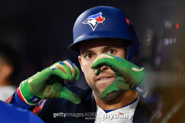 '다저스 나와' WS MVP 위용 봤나, 7회 역전 3점포 쾅... 토론토, 시애틀 제압하고 32년만 월드시리즈 진출