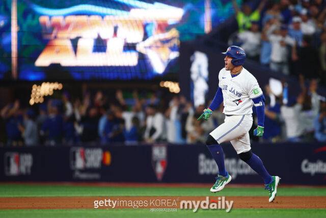 '다저스 나와' WS MVP 위용 봤나, 7회 역전 3점포 쾅... 토론토, 시애틀 제압하고 32년만 월드시리즈 진출