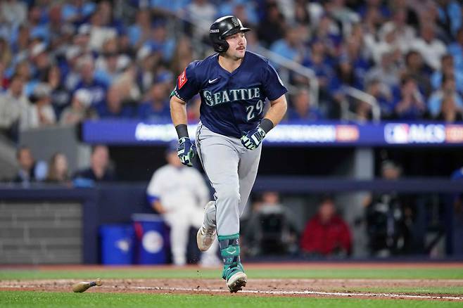 '시애틀 진짜 잠 못 자겠다' 토론토의 '가을남자' 스프링어 7회말 역전 스리런 폭발, 4-3 역전. 시애틀 사상 첫 WS 진출 꿈 날아가나