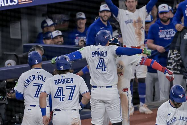 '시애틀 진짜 잠 못 자겠다' 토론토의 '가을남자' 스프링어 7회말 역전 스리런 폭발, 4-3 역전. 시애틀 사상 첫 WS 진출 꿈 날아가나