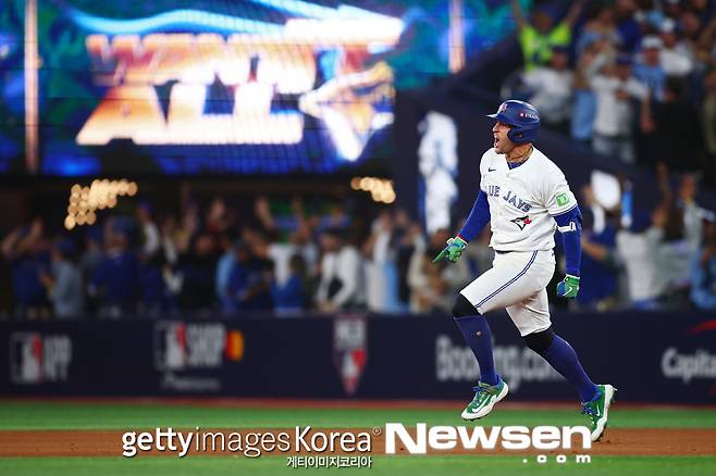 ‘스프링어 역전 결승포’ 토론토, 시애틀 꺾고 32년만 월드시리즈 진출
