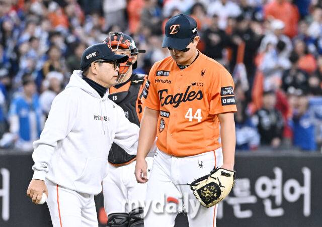 '인천 악몽 후폭풍일까' 김서현, PS 데뷔전서 ⅓이닝 2실점 와르르…