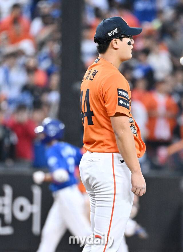 '인천 악몽 후폭풍일까' 김서현, PS 데뷔전서 ⅓이닝 2실점 와르르…