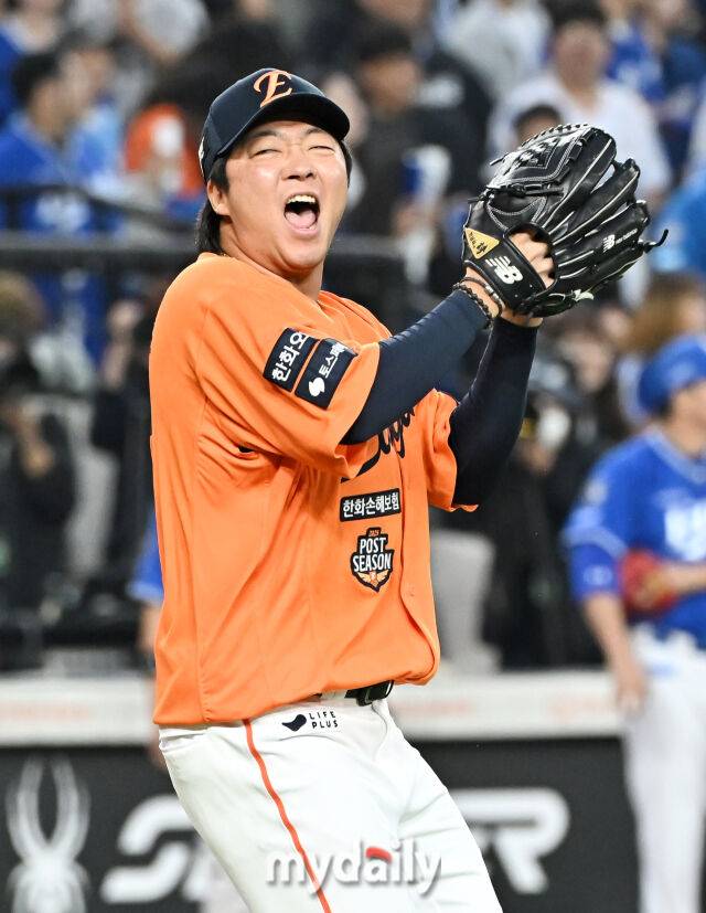 '인천 악몽 후폭풍일까' 김서현, PS 데뷔전서 ⅓이닝 2실점 와르르…