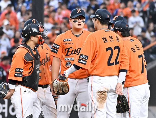 '인천 악몽 후폭풍일까' 김서현, PS 데뷔전서 ⅓이닝 2실점 와르르…