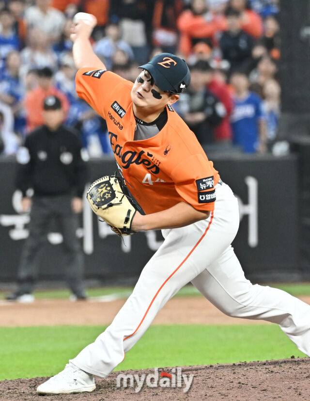 '인천 악몽 후폭풍일까' 김서현, PS 데뷔전서 ⅓이닝 2실점 와르르…