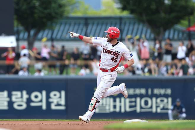 위즈덤 35홈런 쳤는데, 타율 0.236이라니 ‘아쉽’…KIA “재계약? 모든 가능성 열려 있다” [SS시선집중]