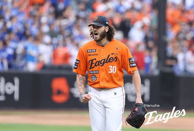 시리즈 전적 1승1패인데, 한화가 2패한 것 같은 분위기? 김경문 감독의 사전 인터뷰에서도 읽혔다...엄상백 질문에 “좋은 얘기만 하시죠” [대구 PO 3차전 프리뷰]