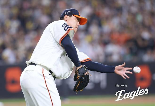 시리즈 전적 1승1패인데, 한화가 2패한 것 같은 분위기? 김경문 감독의 사전 인터뷰에서도 읽혔다...엄상백 질문에 “좋은 얘기만 하시죠” [대구 PO 3차전 프리뷰]