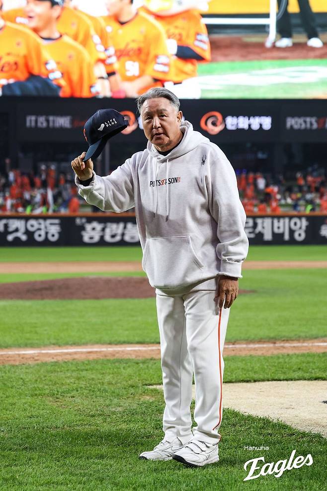 시리즈 전적 1승1패인데, 한화가 2패한 것 같은 분위기? 김경문 감독의 사전 인터뷰에서도 읽혔다...엄상백 질문에 “좋은 얘기만 하시죠” [대구 PO 3차전 프리뷰]