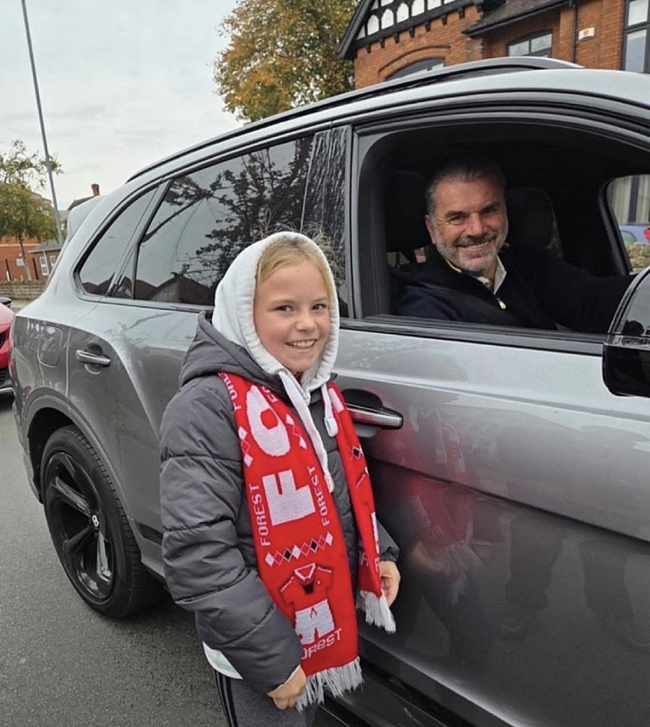 '이래서 손흥민이 포스테코글루 그렇게 챙겼나'…경질 직후에도 미소로 ‘따뜻한 팬 서비스’