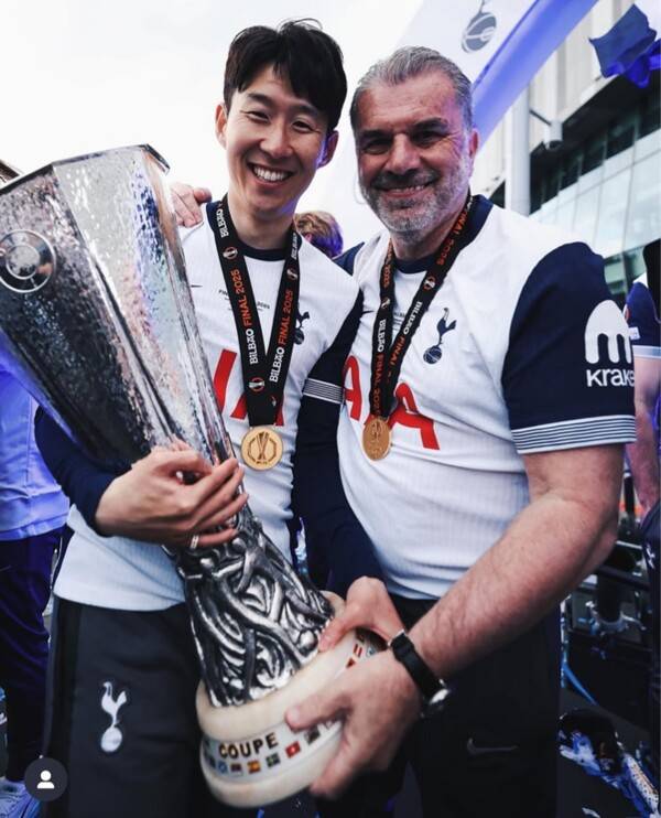 '이래서 손흥민이 포스테코글루 그렇게 챙겼나'…경질 직후에도 미소로 ‘따뜻한 팬 서비스’