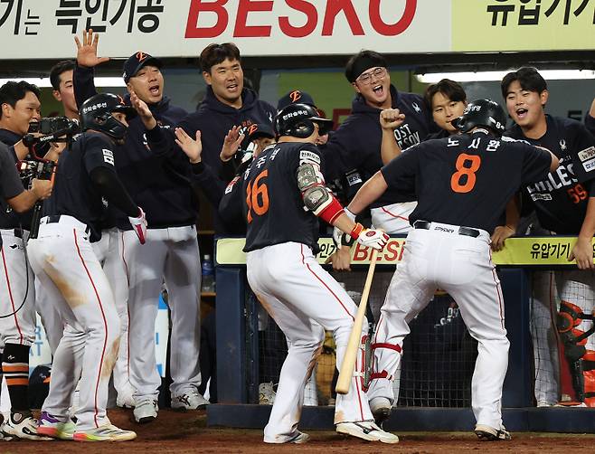 류현진 무너진 직후...노시환이 쏜 레이저→한화 이글스 5-4 재역전 [PO3]