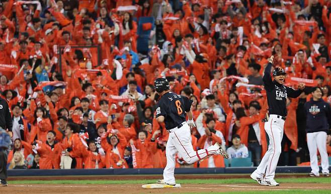 류현진 무너진 직후...노시환이 쏜 레이저→한화 이글스 5-4 재역전 [PO3]