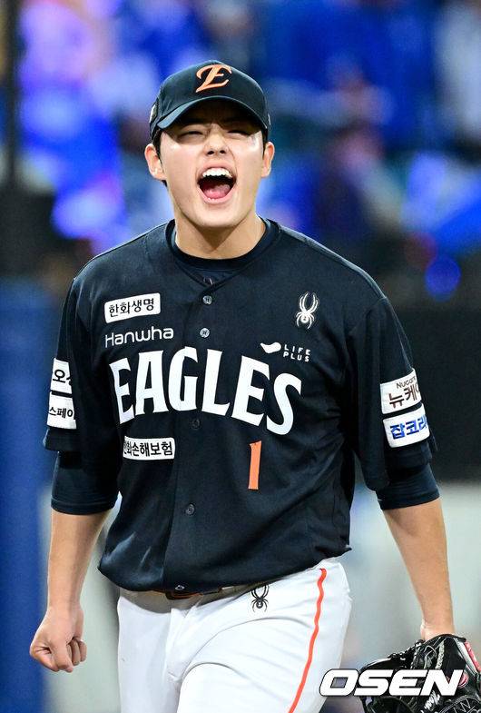 폰·와·류 15실점 무너졌는데…문동주 KKKKKK 혼자 다 막았다, 삼성 추격 의지 꺾은 '4이닝 완벽투' [PO3]