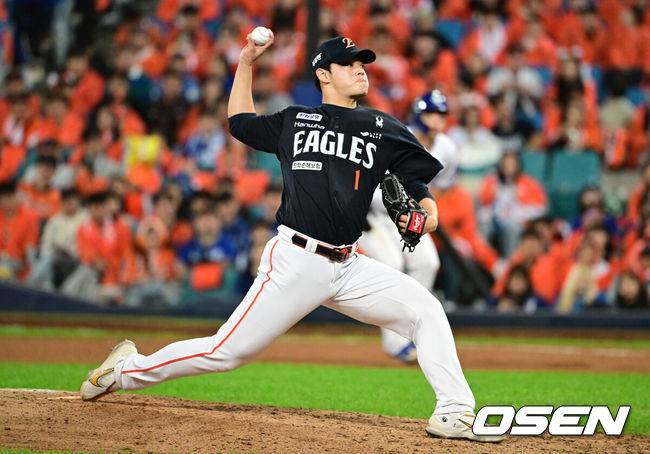 폰·와·류 15실점 무너졌는데…문동주 KKKKKK 혼자 다 막았다, 삼성 추격 의지 꺾은 '4이닝 완벽투' [PO3]