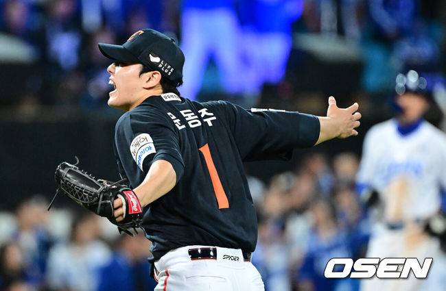 폰·와·류 15실점 무너졌는데…문동주 KKKKKK 혼자 다 막았다, 삼성 추격 의지 꺾은 '4이닝 완벽투' [PO3]