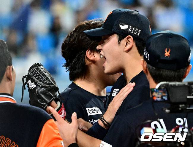 폰·와·류 15실점 무너졌는데…문동주 KKKKKK 혼자 다 막았다, 삼성 추격 의지 꺾은 '4이닝 완벽투' [PO3]