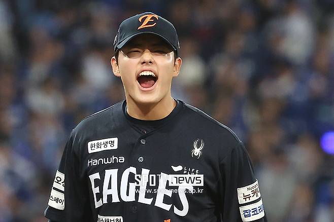 '한화 19년 만에 KS 진출 1승 남았다' 문동주 157km 구원 대성공…류현진 홈런→홈런 난타, 하지만 노시환 역전포 터졌다