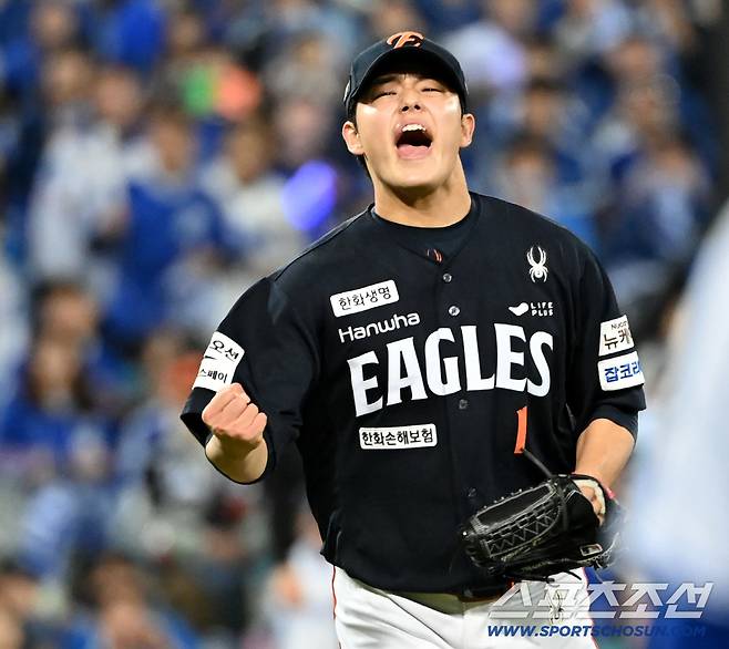 사실상 1+1, 내일 없는 도박같은 승부수였다...'불펜' 문동주, 한화를 또 살렸다 [PO3 핫포커스]