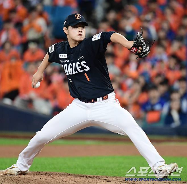 사실상 1+1, 내일 없는 도박같은 승부수였다...'불펜' 문동주, 한화를 또 살렸다 [PO3 핫포커스]