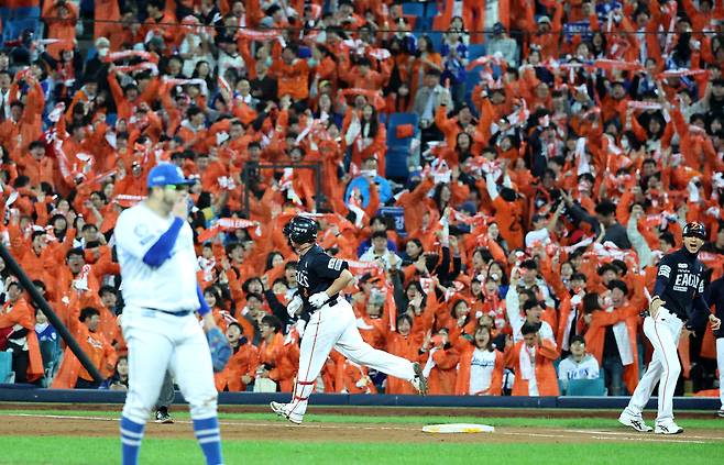 누가 봐도 삼성에게 기울던 플레이오프였는데…노시환 결승 투런, 문동주 4이닝 구원 역투로 한화가 분위기 뒤집었다 [대구 PO3차전]