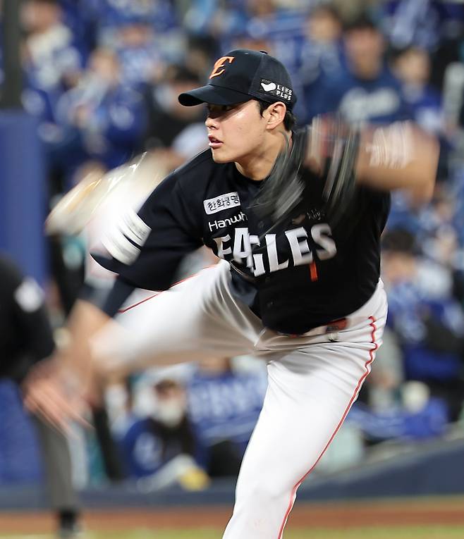 누가 봐도 삼성에게 기울던 플레이오프였는데…노시환 결승 투런, 문동주 4이닝 구원 역투로 한화가 분위기 뒤집었다 [대구 PO3차전]