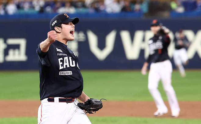 누가 봐도 삼성에게 기울던 플레이오프였는데…노시환 결승 투런, 문동주 4이닝 구원 역투로 한화가 분위기 뒤집었다 [대구 PO3차전]