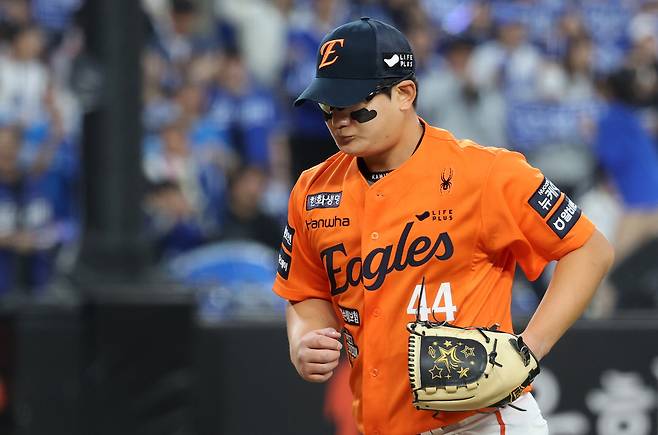 문동주 4이닝 역투에 가려진 한화 마운드의 불안한 그림자… ‘김서현 딜레마’를 해결하고 한국시리즈 진출할까 [대구 PO 3차전 리뷰]