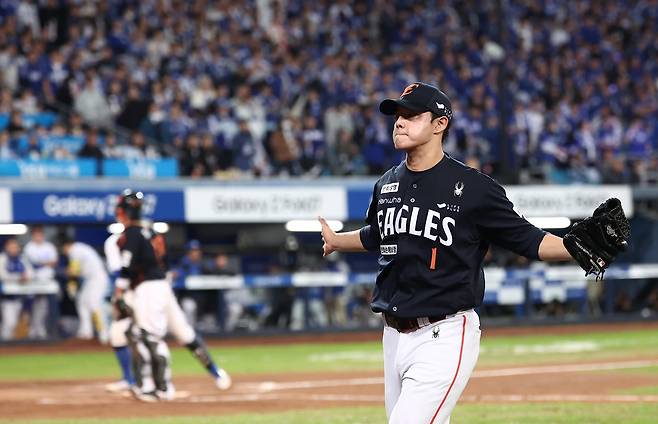 문동주 4이닝 역투에 가려진 한화 마운드의 불안한 그림자… ‘김서현 딜레마’를 해결하고 한국시리즈 진출할까 [대구 PO 3차전 리뷰]