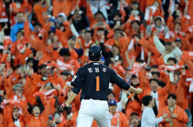 문동주 4이닝 역투에 가려진 한화 마운드의 불안한 그림자… ‘김서현 딜레마’를 해결하고 한국시리즈 진출할까 [대구 PO 3차전 리뷰]