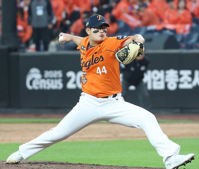 문동주 4이닝 역투에 가려진 한화 마운드의 불안한 그림자… ‘김서현 딜레마’를 해결하고 한국시리즈 진출할까 [대구 PO 3차전 리뷰]