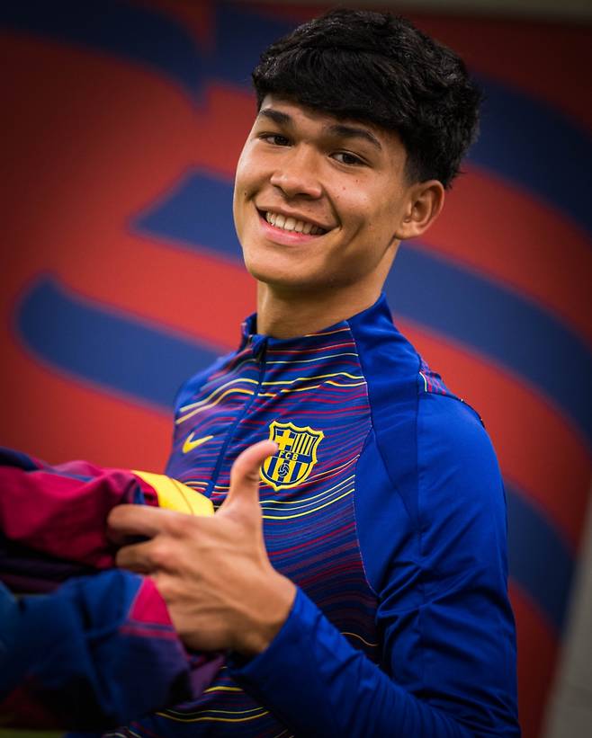 '동남아 혼혈' 바르셀로나 역대급 '17세 천재' 등장, 세계가 놀랐다... UCL 깜짝 선발 데뷔→공격포인트 작렬