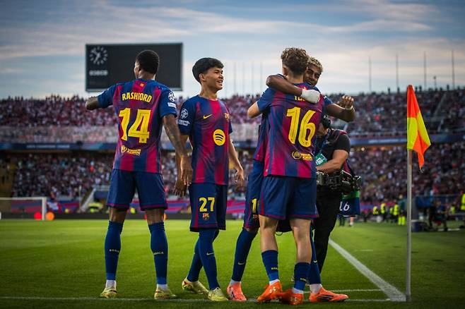 '동남아 혼혈' 바르셀로나 역대급 '17세 천재' 등장, 세계가 놀랐다... UCL 깜짝 선발 데뷔→공격포인트 작렬