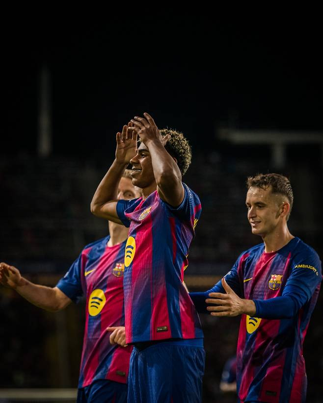 '동남아 혼혈' 바르셀로나 역대급 '17세 천재' 등장, 세계가 놀랐다... UCL 깜짝 선발 데뷔→공격포인트 작렬