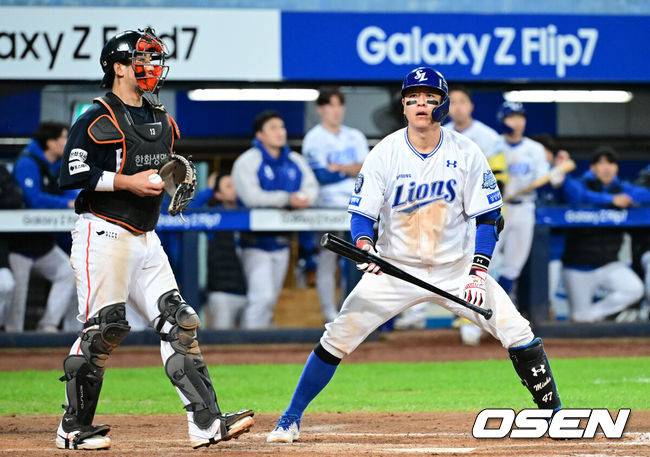 ‘아니, 정신을 어디다…’ 강민호의 2구 삼진, 피치클락 위반→공 2개로 삼진→동점 찬스 무산 ‘1점 차 패배 새드 엔딩’ [PO3]