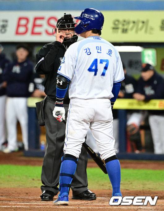 ‘아니, 정신을 어디다…’ 강민호의 2구 삼진, 피치클락 위반→공 2개로 삼진→동점 찬스 무산 ‘1점 차 패배 새드 엔딩’ [PO3]