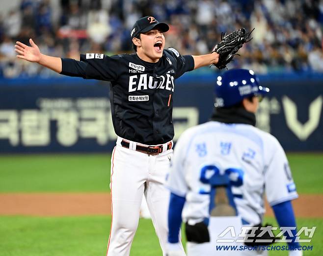 '동주야 고맙다' 문동주 끌어안은 류현진... 18년 만의 가을야구 함께 웃었다 [대구 현장]