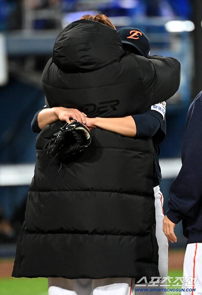 '동주야 고맙다' 문동주 끌어안은 류현진... 18년 만의 가을야구 함께 웃었다 [대구 현장]