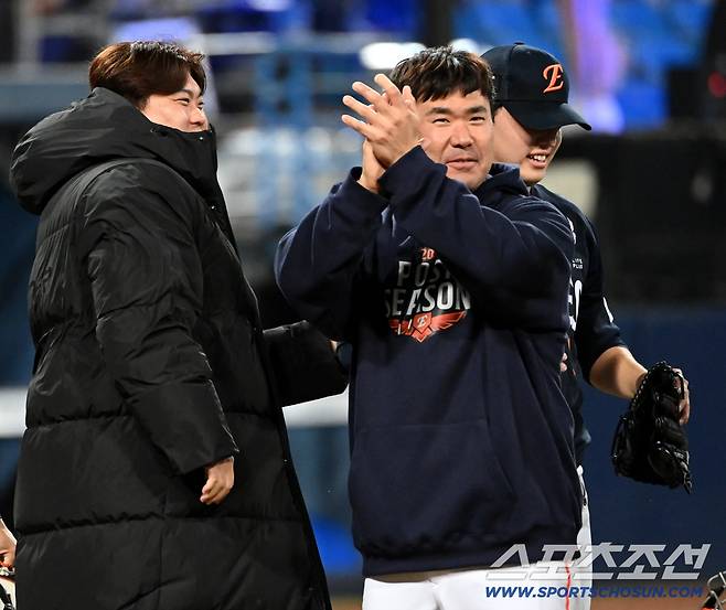 '동주야 고맙다' 문동주 끌어안은 류현진... 18년 만의 가을야구 함께 웃었다 [대구 현장]