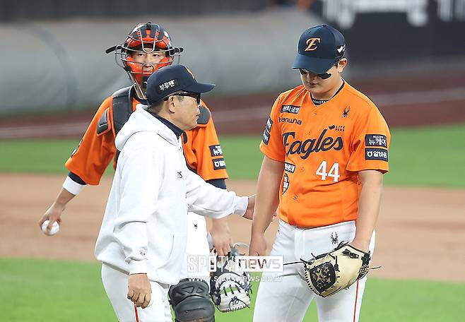 모두가 환호한 한화 퇴근길, 고개 숙인 선수가 있었다…4차전은 볼 수 있을까 '마무리 김서현'