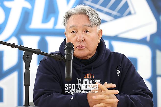 모두가 환호한 한화 퇴근길, 고개 숙인 선수가 있었다…4차전은 볼 수 있을까 '마무리 김서현'