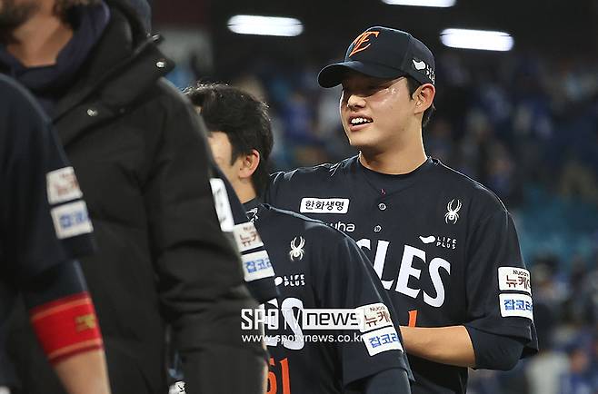 모두가 환호한 한화 퇴근길, 고개 숙인 선수가 있었다…4차전은 볼 수 있을까 '마무리 김서현'