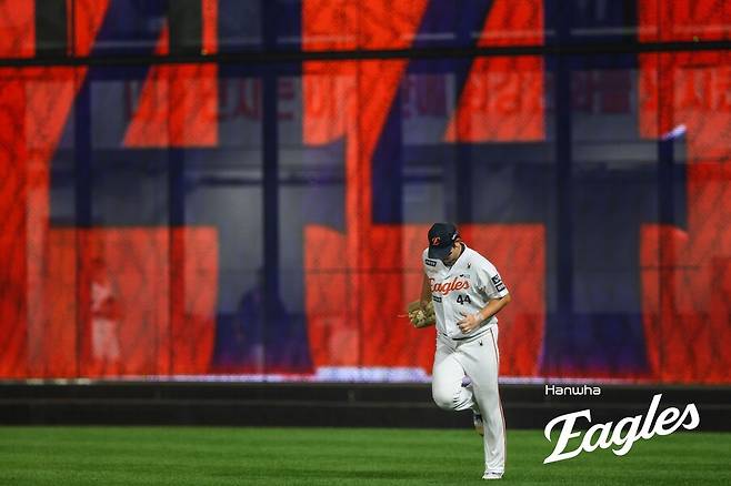 모두가 환호한 한화 퇴근길, 고개 숙인 선수가 있었다…4차전은 볼 수 있을까 '마무리 김서현'